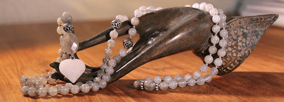 Sieraden met roze edelstenen en zilverkleurige details
